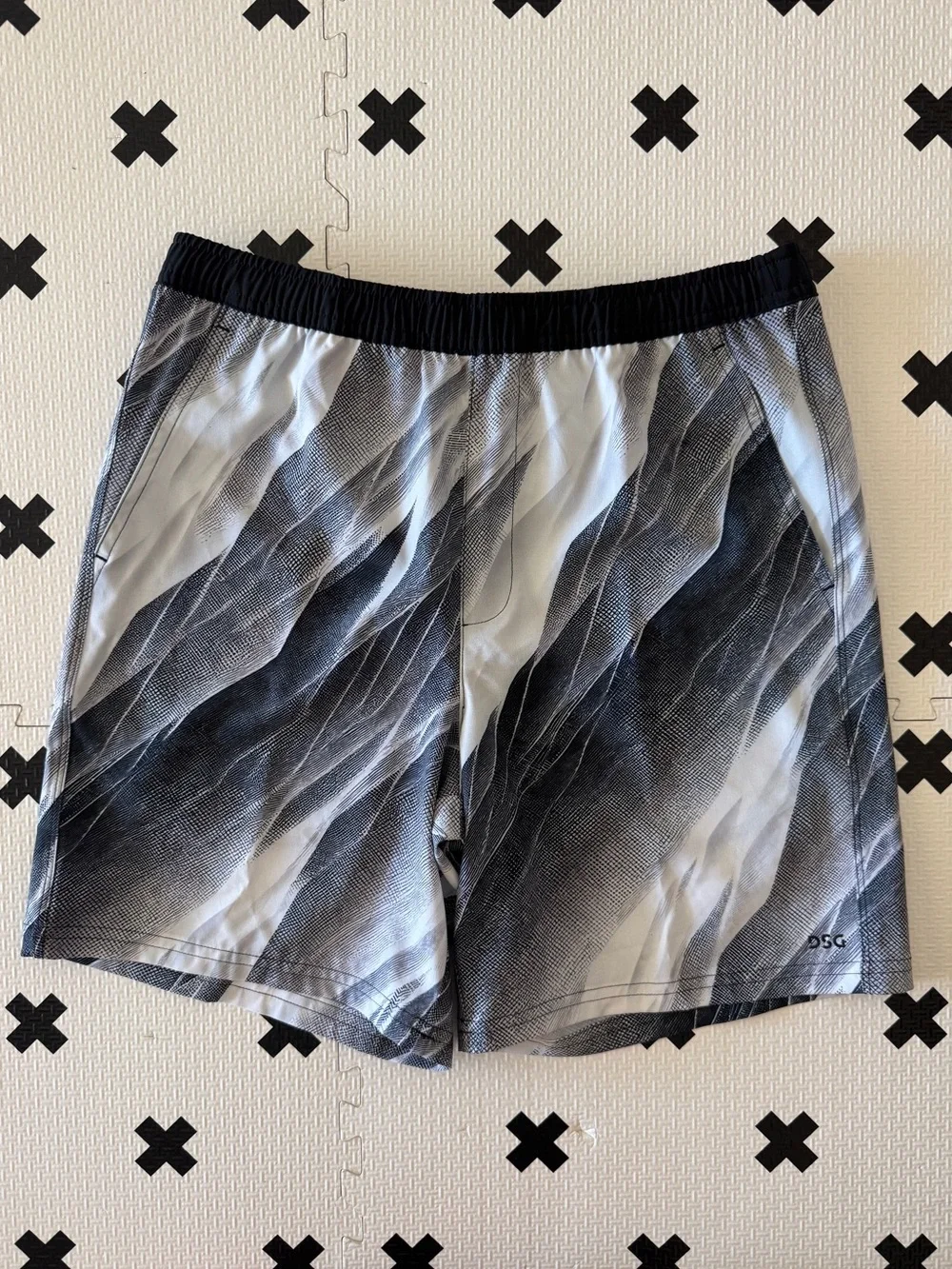 DSG boys agility shorts in Black & White size XL NWT